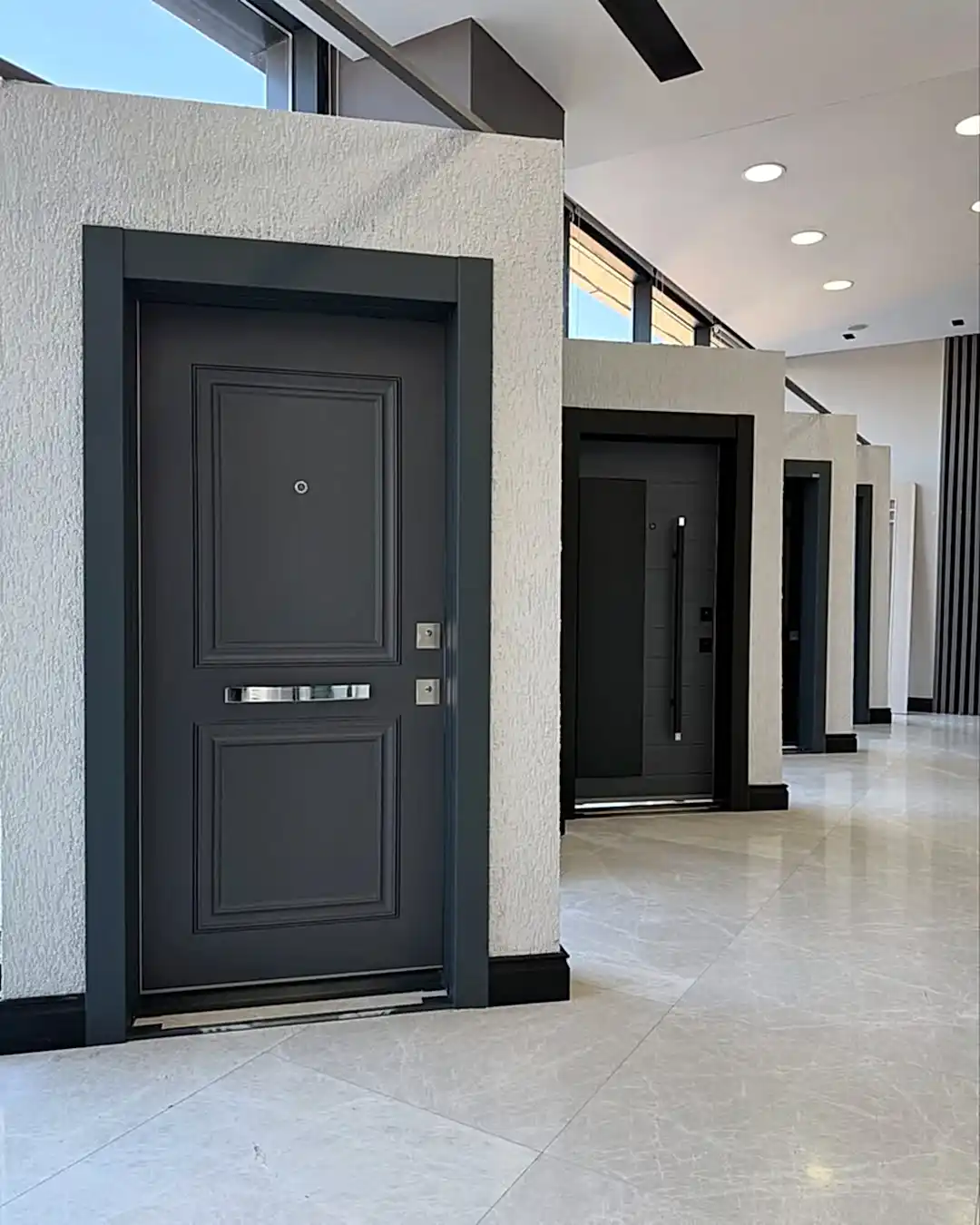 Bakı Uludor yüksek güvenlikli çelik kapı modelleri, modern antrasit ve ahşap görünümlü lüks apartman giriş kapısı tasarımı ve dış mekan kapı dekorasyonu.