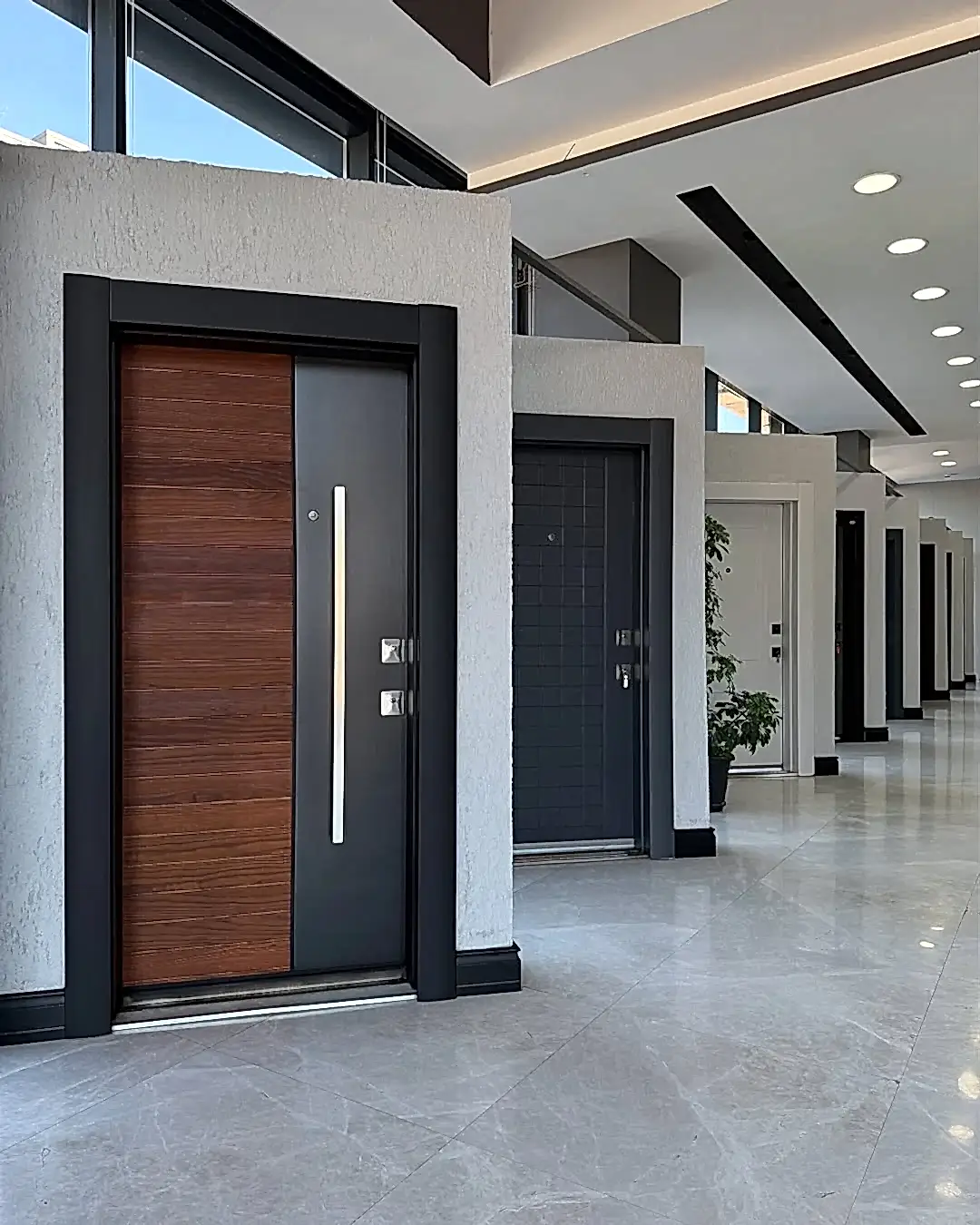 Bakı Uludor modern çelik kapı tasarımı, ahşap dokulu ve antrasit detaylı lüks apartman giriş kapısı ve yüksek güvenlikli dış kapı modelleri görünümü.